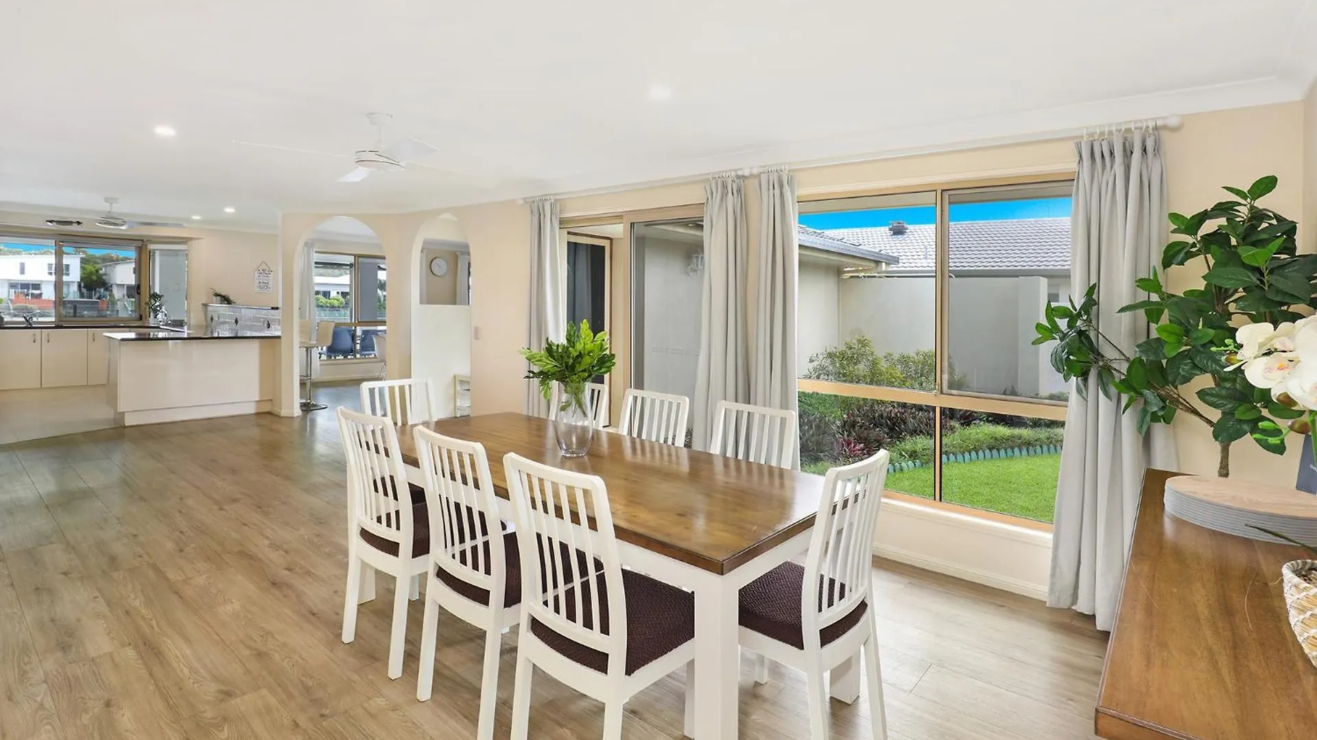 Spacious Waterfront Home With Pontoon, Pool, Bbq Kawana Waters 0*,  Australien