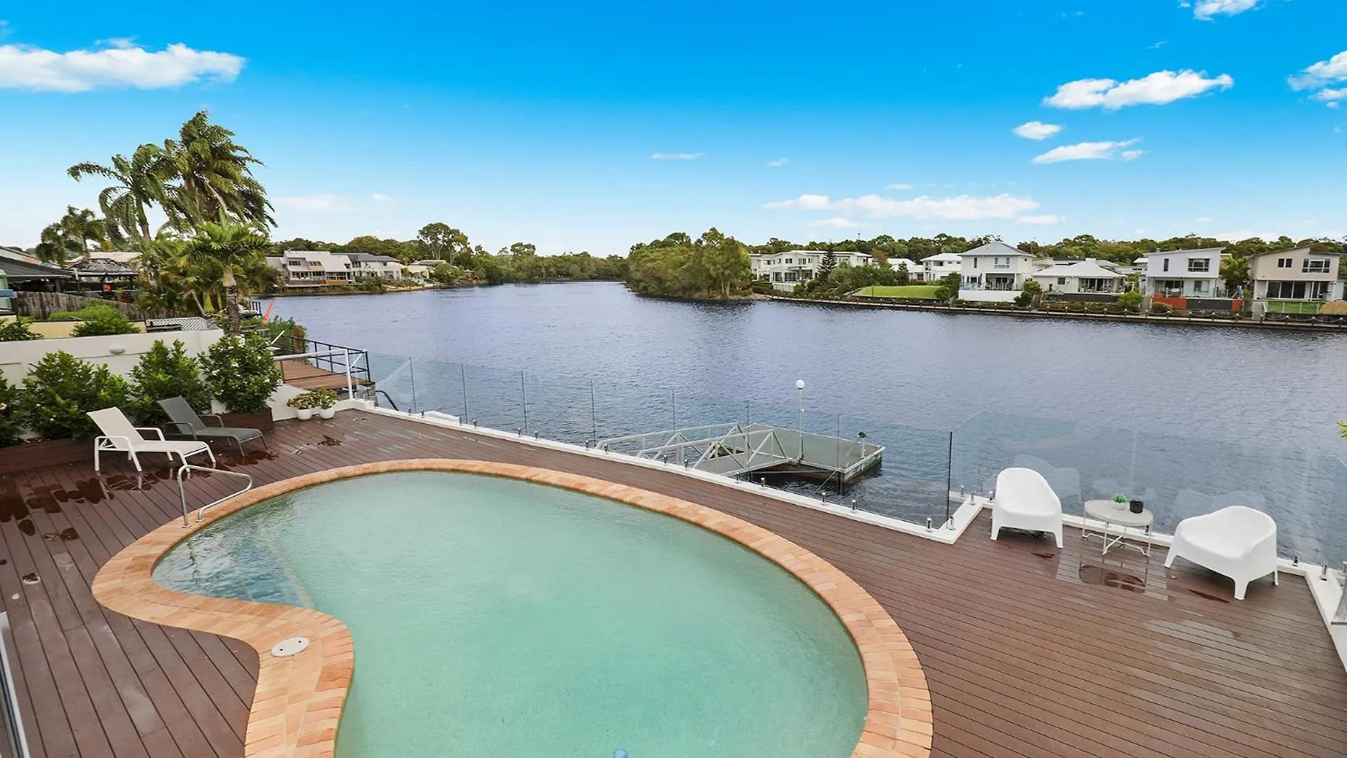 Spacious Waterfront Home With Pontoon, Pool, Bbq Kawana Waters Semesterbostad