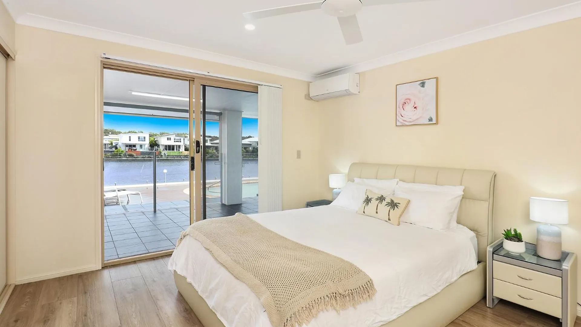 Semesterbostad Spacious Waterfront Home With Pontoon, Pool, Bbq Kawana Waters Australien