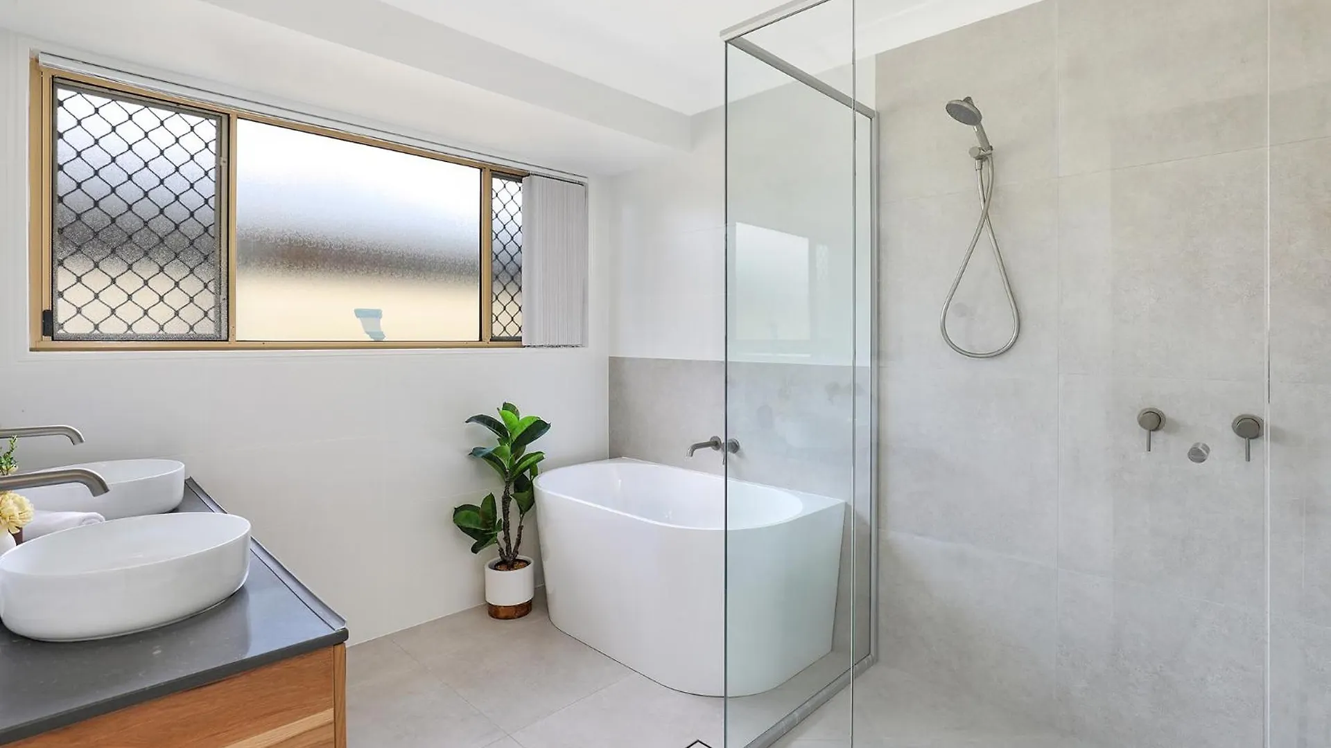 Spacious Waterfront Home With Pontoon, Pool, Bbq Kawana Waters Australien