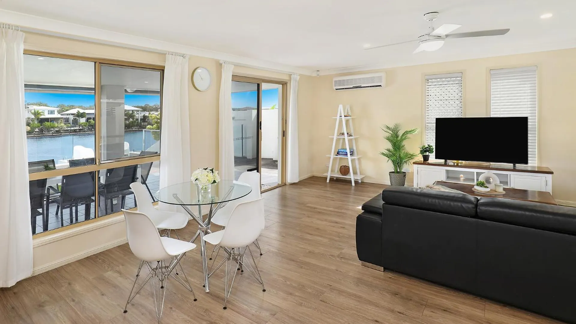 Semesterbostad Spacious Waterfront Home With Pontoon, Pool, Bbq Kawana Waters